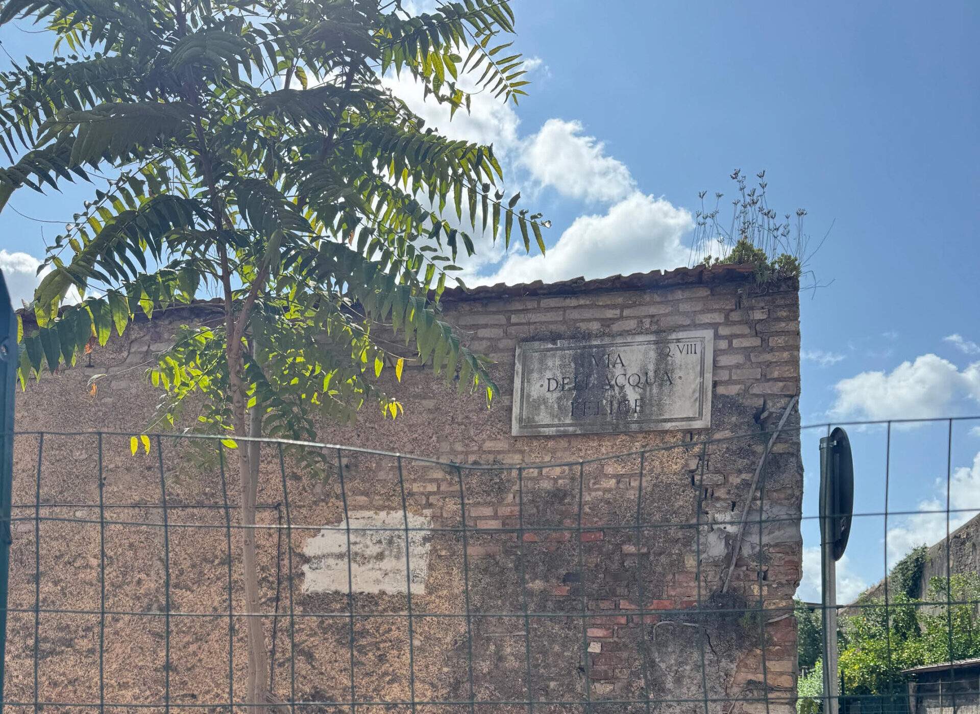 Roma, Porta Furba: strada chiusa da tre anni