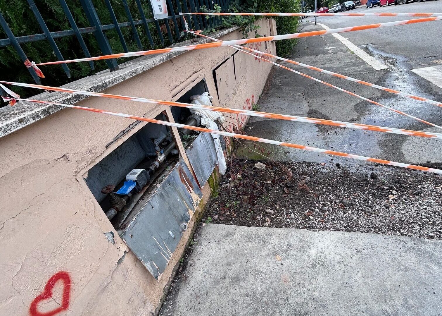 Roma, Viale Rousseau: perdita d’acqua da maggio davanti scuola dell’infanzia