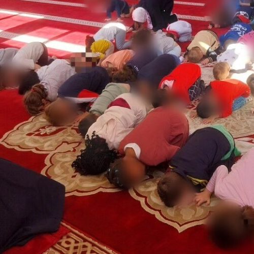 Bambini asilo cattolico inginocchiati in Moschea: è polemica