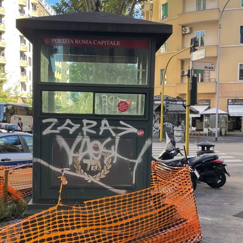 Roma e il casottino dei vigili abbandonato